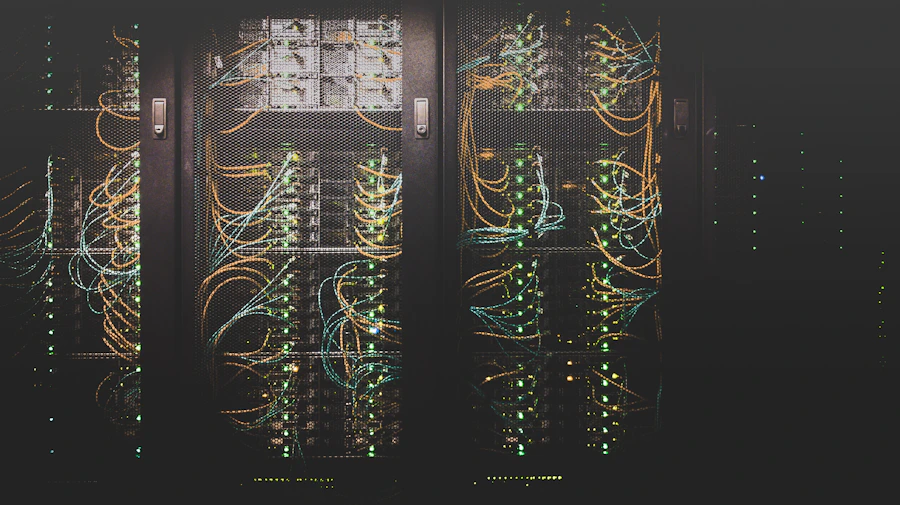 Corredor de data center com fileiras de servidores iluminados